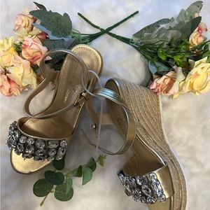 Woman shoes wadges gold 6.5 new in the box